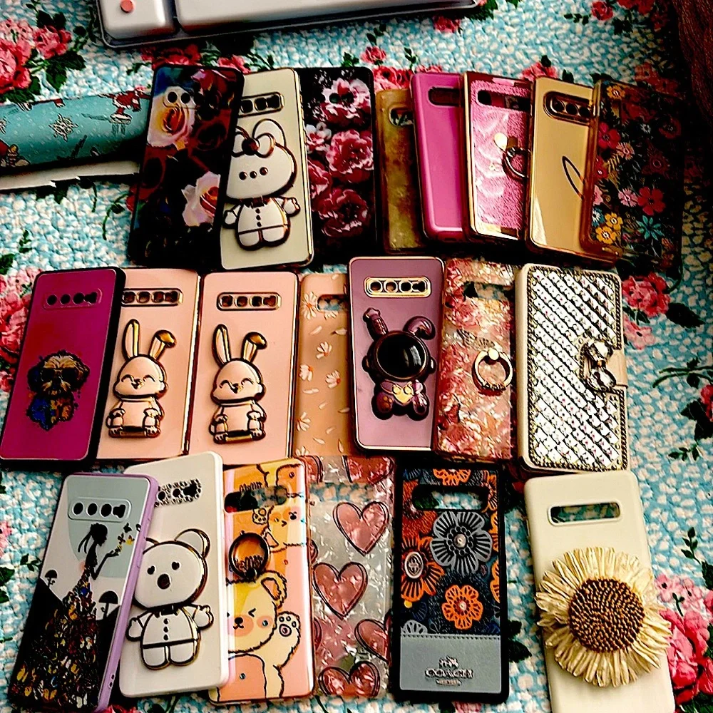 Lot of 21 Samsung Galaxy S10 phone cases.